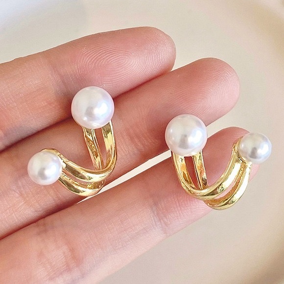 1 Pair Pearl C Stud Earrings - Picture 1 of 2